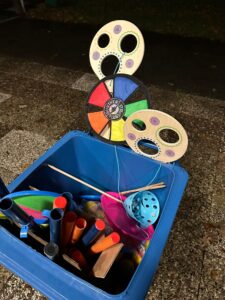 Blaue Tonne mit verschiedenen Spielzeugen