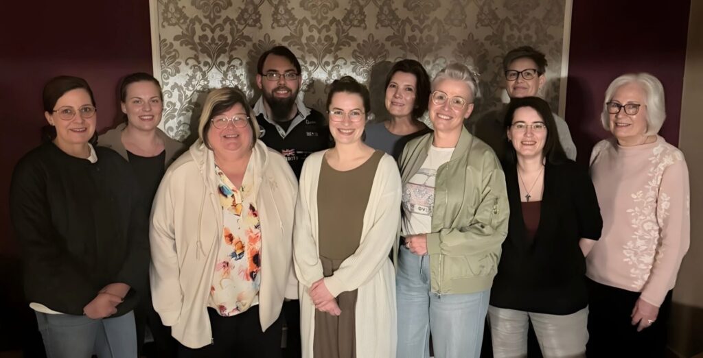 Foto des aktuellen Vorstands, von links nach rechts vorne: Gudrun Fleischmann, Birgit Ischen, Leonie Stratmann, Judith Bielicki, Ulla Römer-Stratmann hinten: Nicole Kleine, Eric Prezewowsky, Cornela Hartweg, Tanja Bläsing