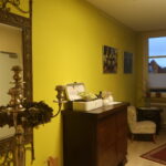 Flur mit Blick Richtung Fenster, davor Tisch und Stühle