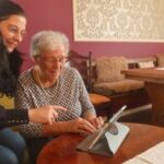 "Dorf.Gesundheit.Digital" in Sandebeck - Pflegelotsin Gudrun Fleischmann zeigt der Seniorin Monika Otto eine Anwendung auf dem Tablet