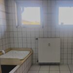 Badezimmer mit Wickeltisch und Fenstern