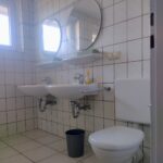 Badezimmer mit WC und Waschbecken