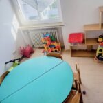 Arbeitstisch und Spielzeuge für Kleinkinder