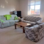 Sofa-Ecke mit 8 Plätzen, dazu Decken, Kissen, Fernseher