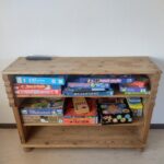 Regal mit diversen Brettspielen