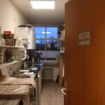 Blick auf die Küchenzeile durch die offene Tür