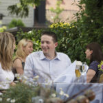 Paar zu Tisch auf der Terrasse vom Restaurant Germanenhof