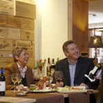 Paar zu Tisch im Restaurant Germanenhof mit Bedienung